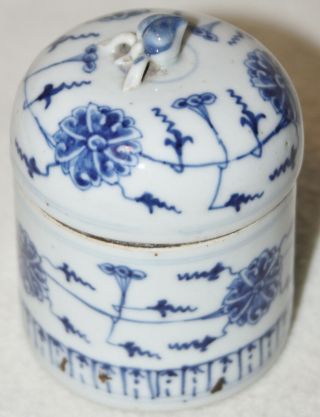 Chinese Late 18th Century Floral Blue And White Design Round Top Lidded Jar
