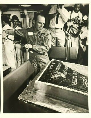 Astronaut Conrad Welcome Back Cake 1965 Nasa Press Photo Gemini V 5 Space Pilot