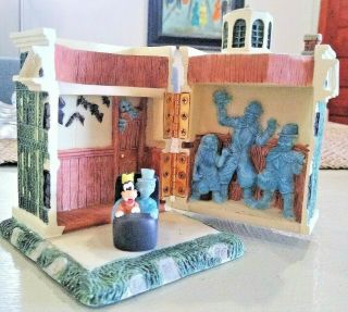 Disney Attraction Hinged Box - Haunted Mansion With Goofy & Hitchhiking Ghost