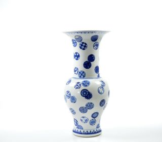A Chinese Blue and White Porcelain Vase 2