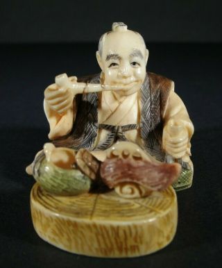 JAPANESE ANTIQUE MUSEUM QUALITY CARVED NETSUKE A MAN SMOKING A PIPE.  SIGNED 2
