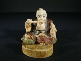 JAPANESE ANTIQUE MUSEUM QUALITY CARVED NETSUKE A MAN SMOKING A PIPE.  SIGNED 3
