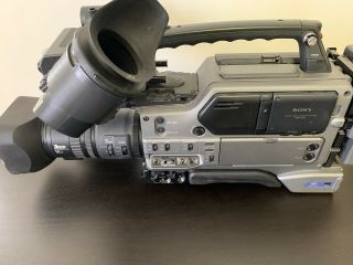 Vintage Sony Dsr - 250 Dvcam Digital Camcorder W/ Dxf - 801 View Finder / Battery.