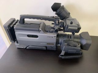 Vintage Sony DSR - 250 DVCam Digital Camcorder w/ DXF - 801 View Finder / battery. 3