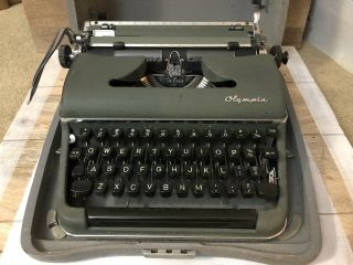 Vintage Olympia Deluxe Werke Ag Wilhelmshaven Typewriter Portable Case Rare