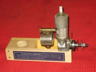 Vintage 1942 Brown Junior 60 " D " Gas Ignition Model Airplane Engine Wstand