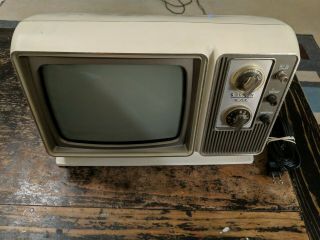 Vintage 1979 Zenith Ac / Dc Portable 9 " Tv Television Set White Model L092a