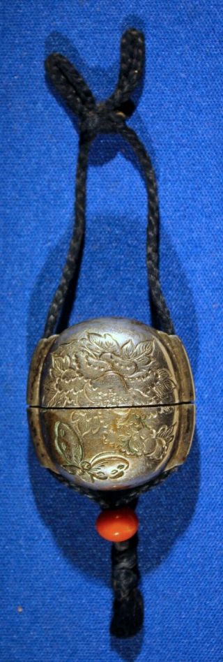 Japanese Meiji Period Silver Inro With Engraved Floral Design And Ojime Bead