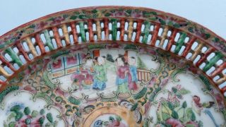 A late 18th early 19th century Qing dynasty Chinese canton Famille Rose dish pla 3