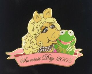 Disney Jumbo Pin Sweetest Day 2005 Miss Piggy & Kermit Muppets Le 100