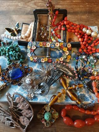 Vintage Joblot Of Costume Jewellery,  Brooches,  Necklaces And Hair Combs Etc