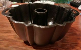 Old Stock Vintage Early Lodge Cast Iron Bundt Cake Pan