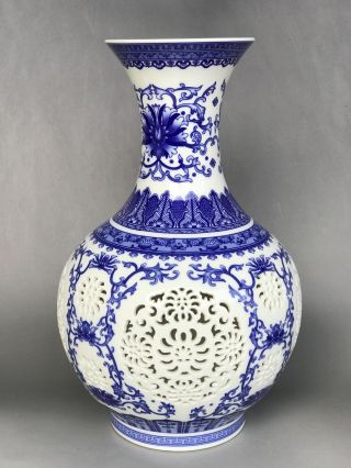 Chinese Antiques Hand Made Porcelain Blue And White Hollow Out Vase B139