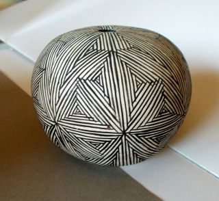 Vtg Native American Pottery Acoma Fine - Line Seed Pot Traditional Signed 1986