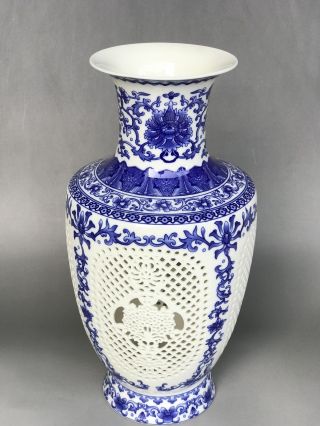 Chinese Antiques Hand Made Porcelain Blue And White Porcelain Hollow Out Vase