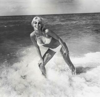 Vintage 1960s Bunny Yeager Estate Photograph Bikini Pin - Up Inez Kitts On Beach