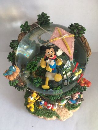 The Disney Store Mickey Mouse “let’s Go Fly A Kite” Musical Snow Globe