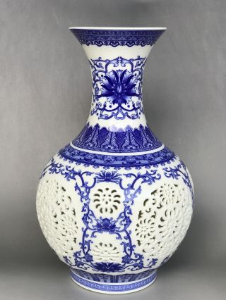 Chinese Antiques Handmake Porcelain Blue And White Porcelain Hollow Out Vase B13