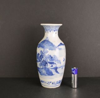A 19th CENTURY CHINESE SMALL PORCELAIN BLUE & WHITE VASE WITH MARK TO BASE 2