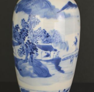 A 19th CENTURY CHINESE SMALL PORCELAIN BLUE & WHITE VASE WITH MARK TO BASE 3