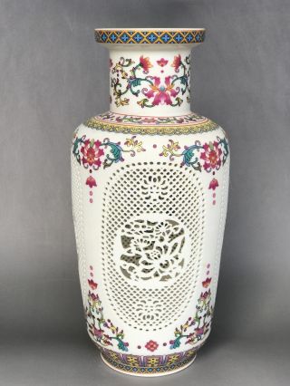 Chinese Antiques Handmake Porcelain Hollow Out Vase B140