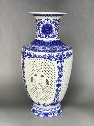 Chinese Antiques Handmake Porcelain Blue And White Hollow Out Vase B138