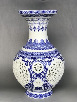 Chinese Antiques Handmake Porcelain Blue And White Porcelain Hollow Out Vase B14