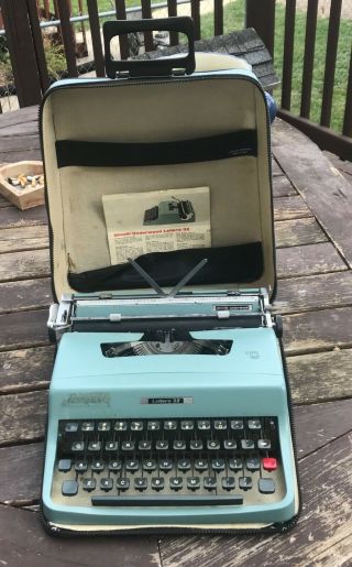 Vintage Olivetti Underwood Lettera 32 Typewriter In Case,