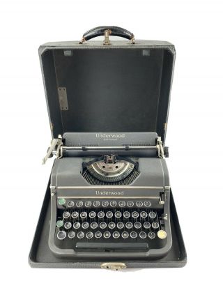 Vintage Underwood Universal Typewriter With Case