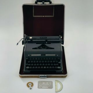 Vintage 1947 Black Royal Quite Deluxe Portable Typewriter And Case
