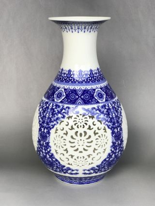 Chinese Antiques Handmake Porcelain Blue And White Hollow Out Vase B137