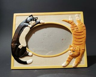 2 Cute Cats On Photo Frame And Oval Shaped Opening For Photo
