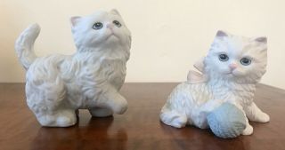 Set Of 2 Vintage Homco Small Ceramic White Kitten/cat Figures Blue Eyes
