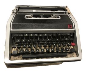 Vintage Olivetti Underwood Lettera 33 Portable Typewriter w/ Red Case Vintage 2