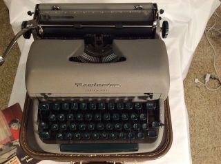 Vintage 1960’s Remington - Rand Letter Riter Typewriter W/Case VeryNice Types Well 3