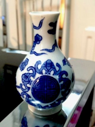 Chinese Blue White Vintage Hand Painted Art / Antique Oriental Style Bottle Vase