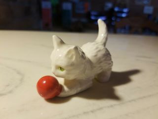 Adorable Vintage Goebel W.  Germany White Kitten Cat With Ball