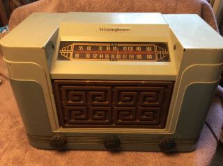 Vintage Art Deco Westinghouse H - 204a Tube Am/fm Radio.  Two Tone