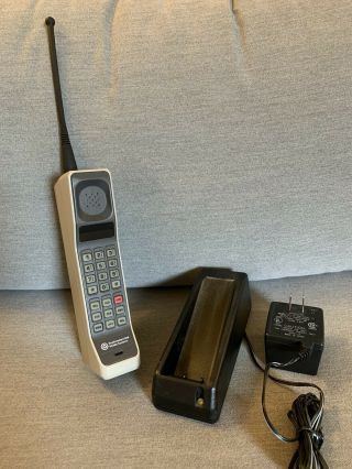 Vintage Motorola Brick Phone F09lfd8435ag With Charger