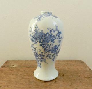 Vintage / Antique Chinese Japanese Blue And White Vase