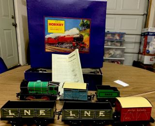 Vintage Hornby Train Set.  M1 Gauge 0.  Engine And 5 Train Cars.