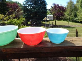 VINTAGE PYREX PRIMARY MIXING BOWL SET - NESTED - YELLOW,  GREEN,  RED,  BLUE 2