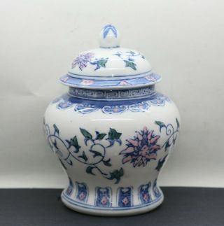 Vintage Lovely Chinese Hand Painted Porcelain Decorative Lidded Pot