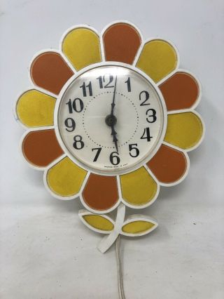 Vtg Mid Century Modern Plastic Flower Shaped Clock By Spartus - Flower Power