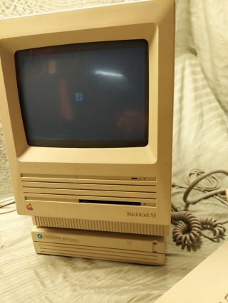 VTG Apple Macintosh SE M5011 Computer,  Keyboard,  Mouse,  SCSI Drive Box,  Case 2
