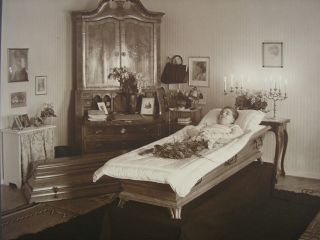 Vtg Photo 1920th Post Mortem Woman Lay So In Noble Room 8x6,  5 Inches