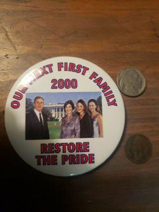 First Lady & Family Laura Bush George W.  Photo 2000 Campaign Pin Button Old Coin