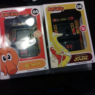 Set/2 Mini Arcade Classics Joust & Q Bert 04 & 08 2016 W/batteries