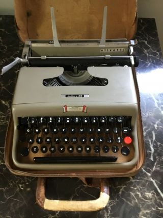 Vintage Olivetti Lettera 22 Vintage Typewriter With Case