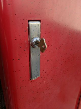 Vendo 110 Coke Machine main door lock mechanism and key also 56 81 44 2